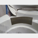 Panzerband an der Toilettenschssel verhindert rausspritzendes Wasser