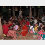 Burma, Verteilung von Geschenken in einem Kloster
