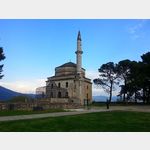 42 - die Fetiye-Moschee in Ioannina und davor das Grab von Ali Pascha